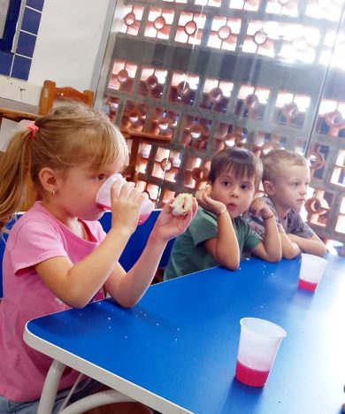 Crianças da EMEI Dr. Orlando Rojas experimentam o “Suco da Barbie” em atividade de educação nutricional