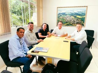 Prefeito Nico e vereador Elian buscam recursos para infraestrutura esportiva em Ernestina