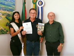 Prefeito Nico recebe convite para as festividades dos 33 anos de Nicolau Vergueiro