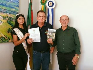 Prefeito Nico recebe convite para as festividades dos 33 anos de Nicolau Vergueiro