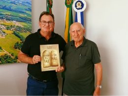 Prefeito Nico recebe livro sobre a história da Família Barth