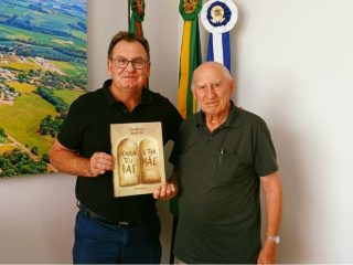Prefeito Nico recebe livro sobre a história da Família Barth