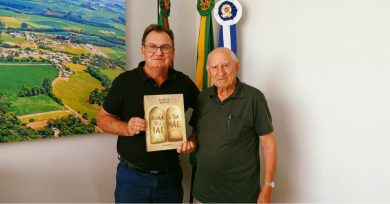 Prefeito Nico recebe livro sobre a história da Família Barth