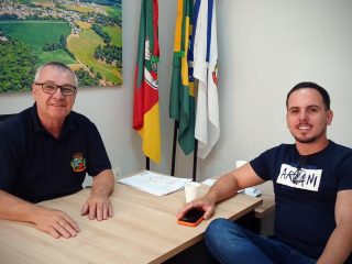 Prefeito em exercício Leonir Vargas recebe o vereador Elian