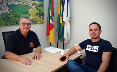 Prefeito em exercício Leonir Vargas recebe o vereador Elian
