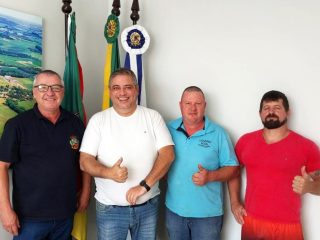 Prefeito em exercício Leonir Vargas se reúne com vereadores e assessor do deputado Gerson Burmann
