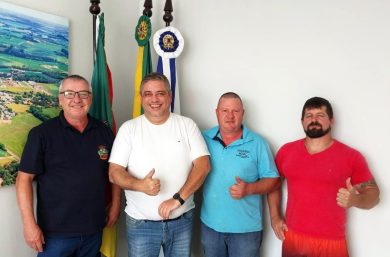 Prefeito em exercício Leonir Vargas se reúne com vereadores e assessor do deputado Gerson Burmann