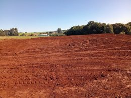 Agricultores e pecuaristas recebem apoio da Prefeitura com terraplanagem de área