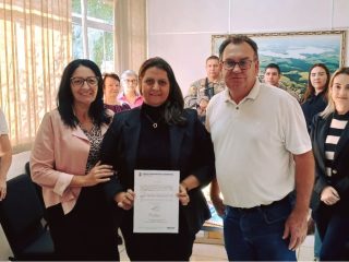 Conselheira Cláudia Bueno assume como conselheira tutelar de Ernestina