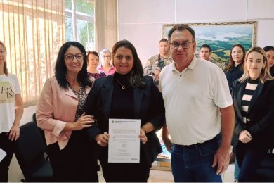 Conselheira Cláudia Bueno assume como conselheira tutelar de Ernestina