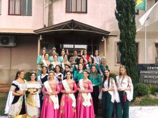 Corte de soberanas, primeira-dama e segunda-dama de Ernestina participam de encontro em Camargo