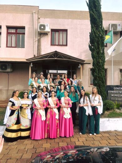 Corte de soberanas, primeira-dama e segunda-dama de Ernestina participam de encontro em Camargo