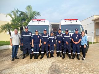 Motoristas e enfermeiros plantonistas recebem novos uniformes em Ernestina
