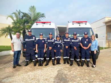 Motoristas e enfermeiros plantonistas recebem novos uniformes em Ernestina