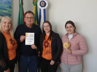 Prefeito Nico recebe convite para mobilização do Maio Laranja em Ernestina