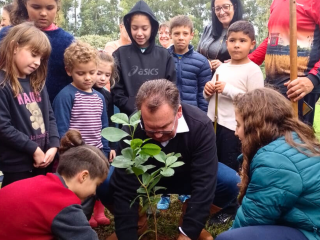 Estudantes da Escola João Alfredo Sachser celebram o Dia do Meio Ambiente com plantio de mudas nativas em Ernestina