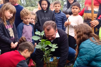 Estudantes da Escola João Alfredo Sachser celebram o Dia do Meio Ambiente com plantio de mudas nativas em Ernestina