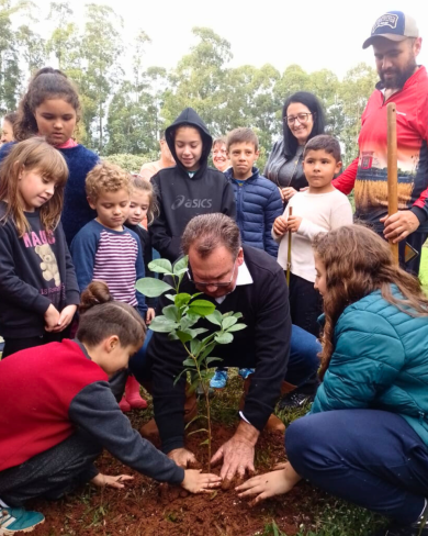 Estudantes da Escola João Alfredo Sachser celebram o Dia do Meio Ambiente com plantio de mudas nativas em Ernestina