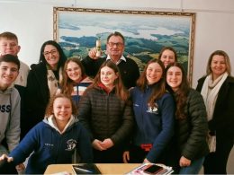 Estudantes membros da Coopercarte, da Escola Educarte, visitam prefeito Nico
