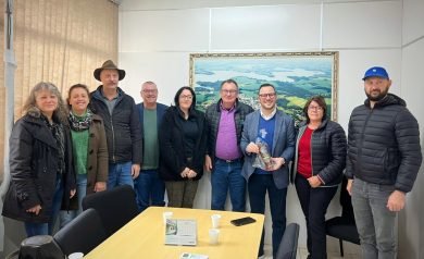 Administração municipal de Ernestina recebe visita de Mateus Wesp para tratar de recursos para obra de asfaltamento
