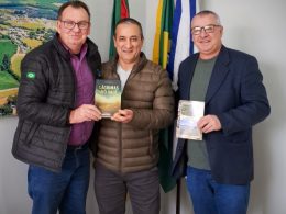 Ernestinense Paulo Góis visita Ernestina e entrega livro sobre a enchente em Arroio do Meio