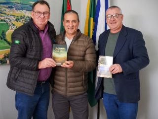 Ernestinense Paulo Góis visita Ernestina e entrega livro sobre a enchente em Arroio do Meio