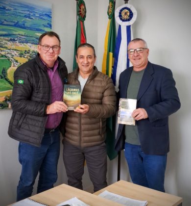 Ernestinense Paulo Góis visita Ernestina e entrega livro sobre a enchente em Arroio do Meio