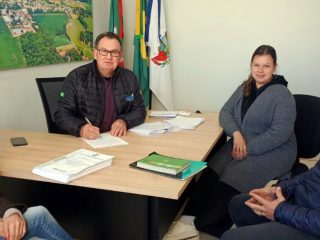 Prefeito Nico assina ordem para obra de asfaltamento de cinco ruas