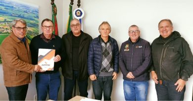 Representantes da Via Certa Auto Escola visitam Ernestina