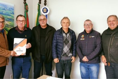 Representantes da Via Certa Auto Escola visitam Ernestina