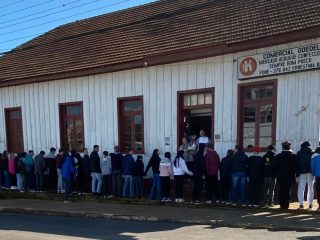 Abraço simbólico ao Comercial Goedel celebra o Dia Estadual do Patrimônio Cultural em Ernestina