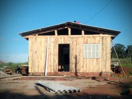 Casas de duas famílias em situação de extrema vulnerabilidade social são reformadas pela administração municipal de Ernestina