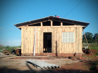 Casas de duas famílias em situação de extrema vulnerabilidade social são reformadas pela administração municipal de Ernestina