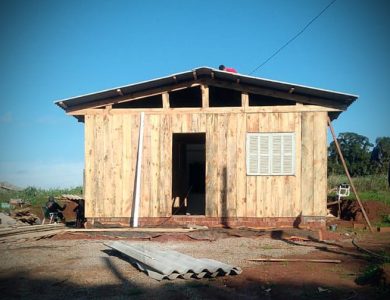 Casas de duas famílias em situação de extrema vulnerabilidade social são reformadas pela administração municipal de Ernestina