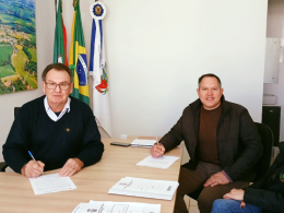 Prefeito Nico assina contrato para aquisição de nova retroescavadeira para impulsionar melhorias no interior de Ernestina