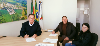 Prefeito Nico assina contrato para aquisição de nova retroescavadeira para impulsionar melhorias no interior de Ernestina