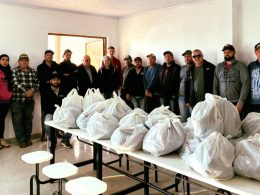 Ernestina entrega uniformes para equipes das secretarias de Obras, Serviços Urbanos e Agricultura