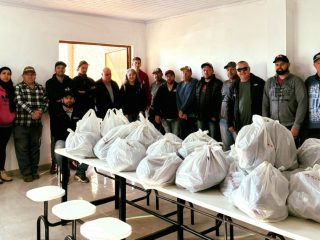 Ernestina entrega uniformes para equipes das secretarias de Obras, Serviços Urbanos e Agricultura