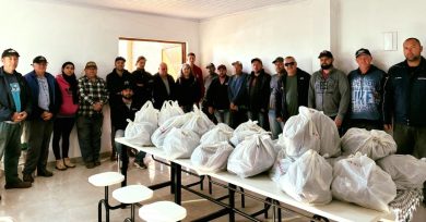 Ernestina entrega uniformes para equipes das secretarias de Obras, Serviços Urbanos e Agricultura