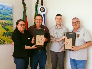Prefeito Nico e vice Leonir recebem visita da gerência do Sicredi de Ernestina