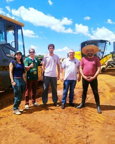 Vice-prefeito Leonir Vargas acompanha obras nas estradas na divisa entre Ernestina e Passo Fundo