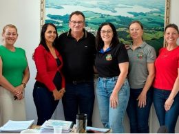 Reunião com diretoras marca planejamento de encerramento do ano letivo e celebra o Dia do Diretor Escolar