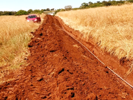Administração de Ernestina leva rede de água até mais uma família do interior