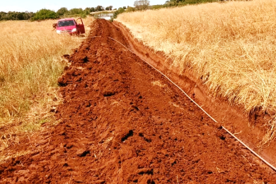 Administração de Ernestina leva rede de água até mais uma família do interior