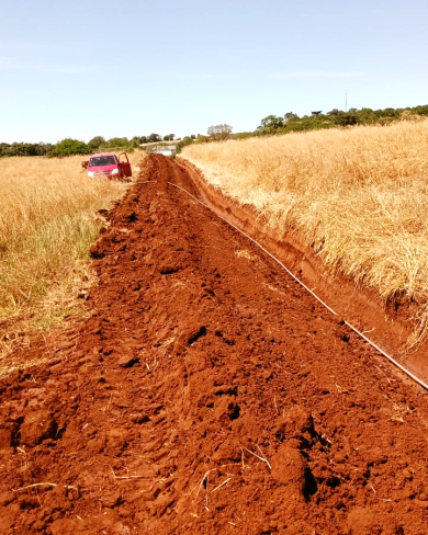 Administração de Ernestina leva rede de água até mais uma família do interior