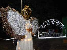 Comunidade de Ernestina vive noite de emoção na abertura do ErnestiNatal 2025