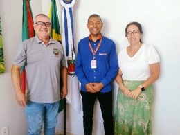 Administração municipal de Ernestina dialoga sobre parceria com CFC Via Certa para ampliar ações educativas no município