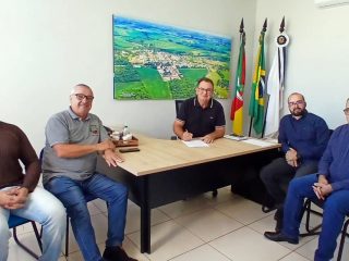 Mais infraestrutura a caminho: prefeito Nico assina ordem para pavimentação de duas ruas em Ernestina