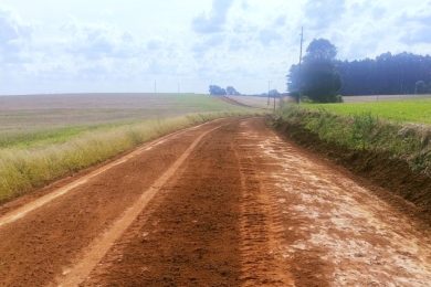 Prefeitura de Ernestina realiza melhorias em estrada na localidade do Faxinal