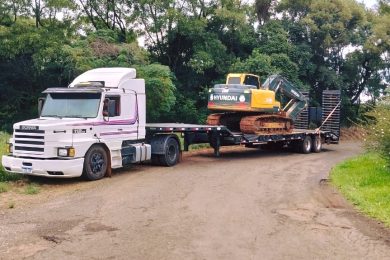 Caminhão prancha amplia agilidade e eficiência nos trabalhos de recuperação das estradas rurais